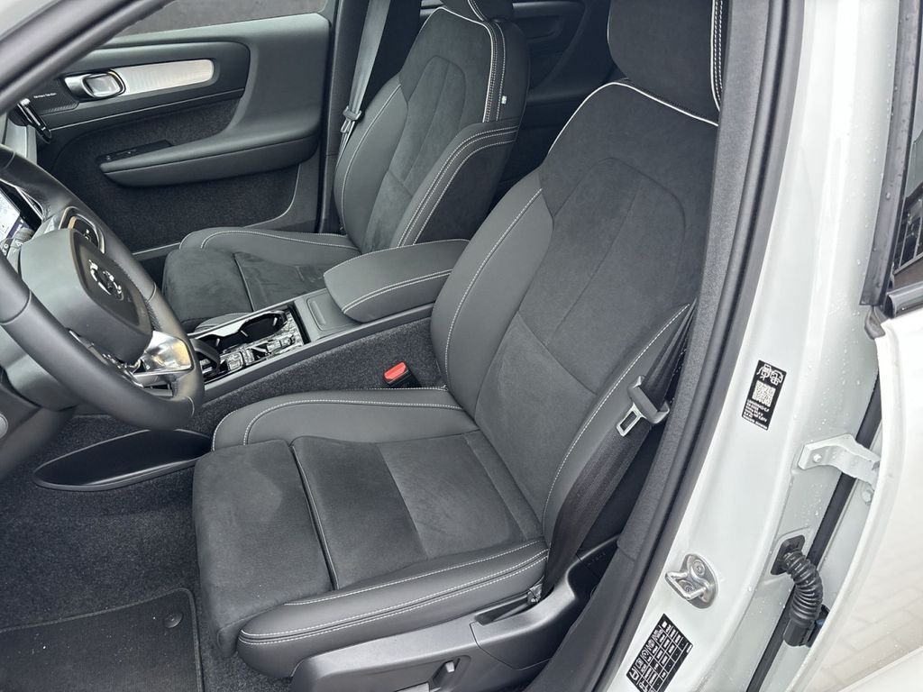 Volvo XC40 2025