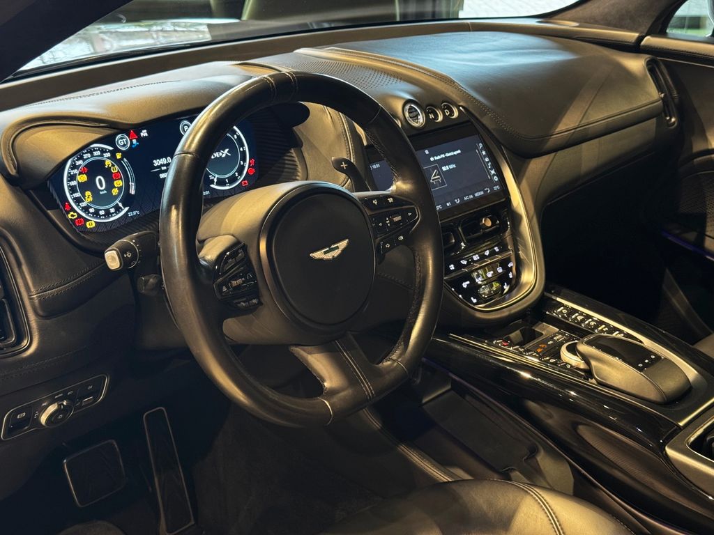 Aston Martin DBX 2021