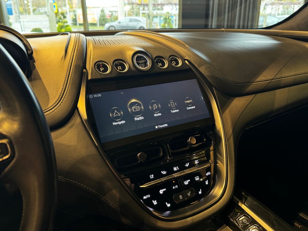 Aston Martin DBX 2021