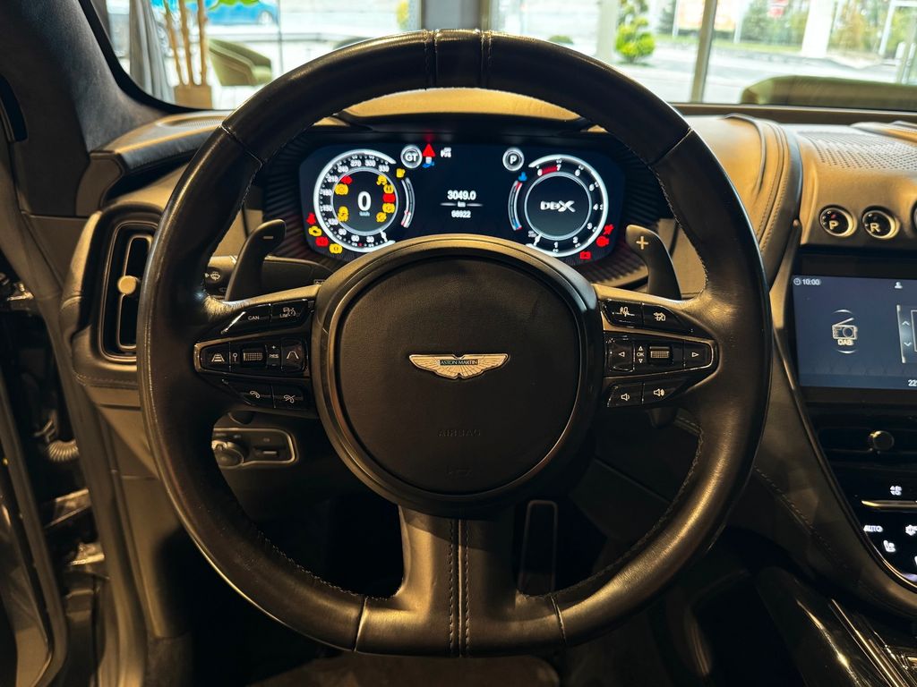 Aston Martin DBX 2021