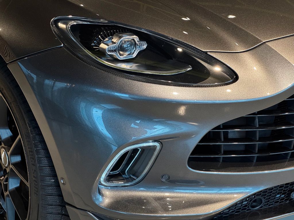 Aston Martin DBX 2021