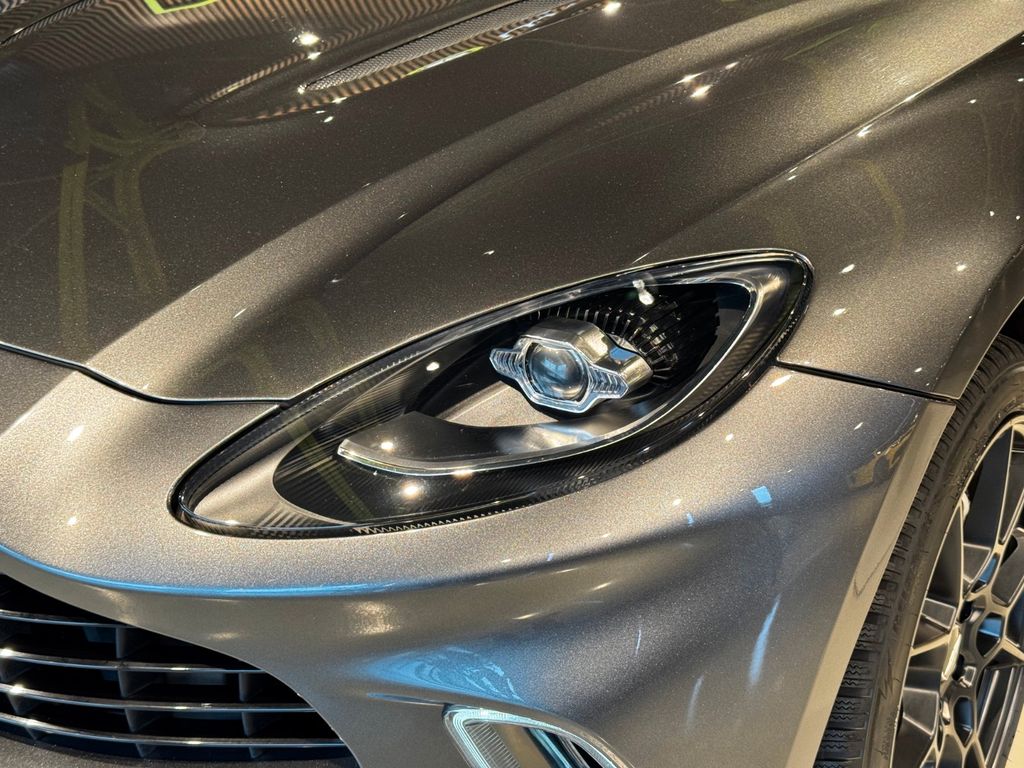 Aston Martin DBX 2021
