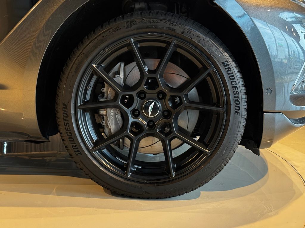 Aston Martin DBX 2021