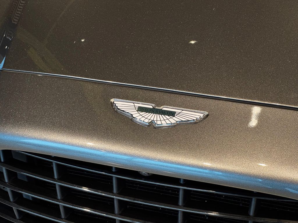 Aston Martin DBX 2021