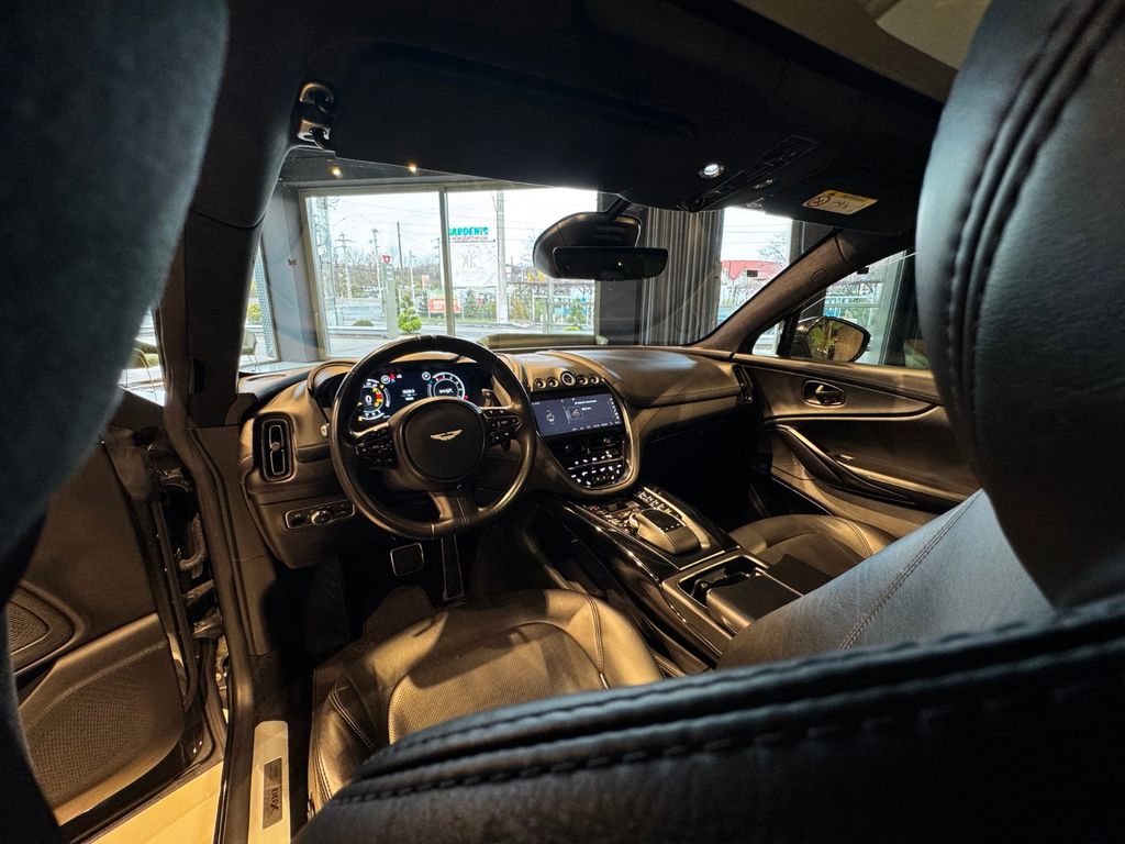 Aston Martin DBX 2021