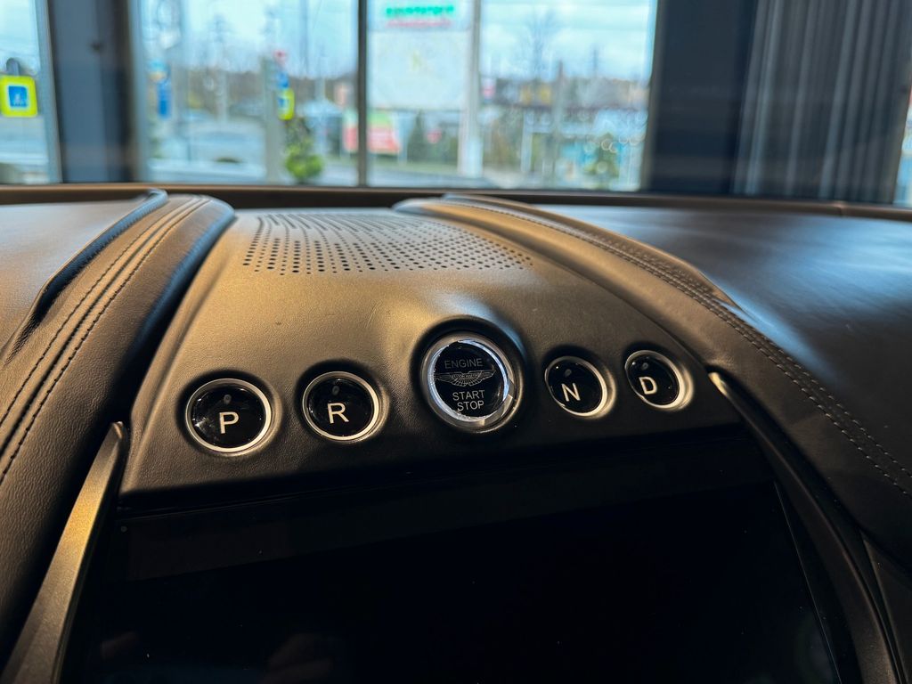 Aston Martin DBX 2021