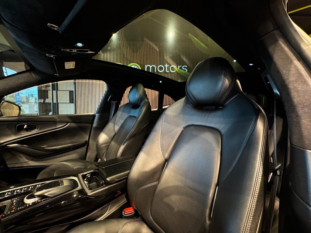 Aston Martin DBX 2021