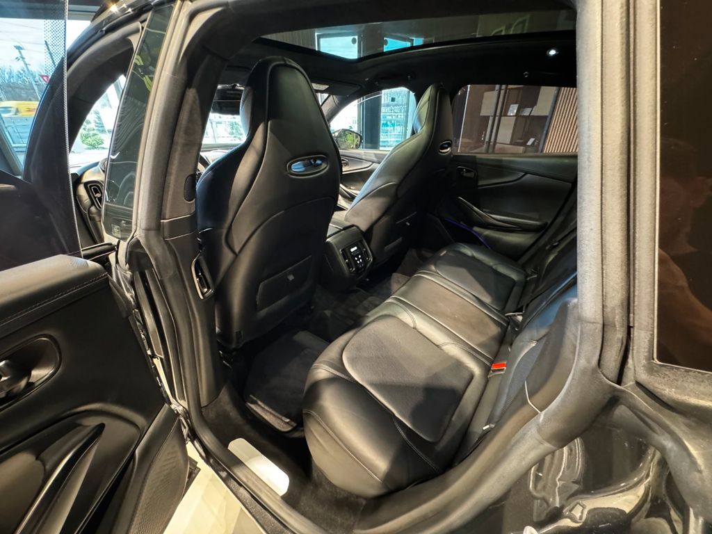 Aston Martin DBX 2021