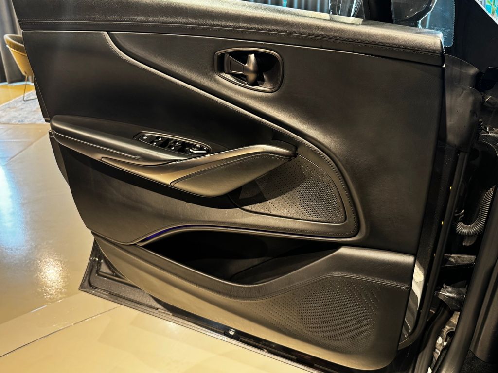 Aston Martin DBX 2021