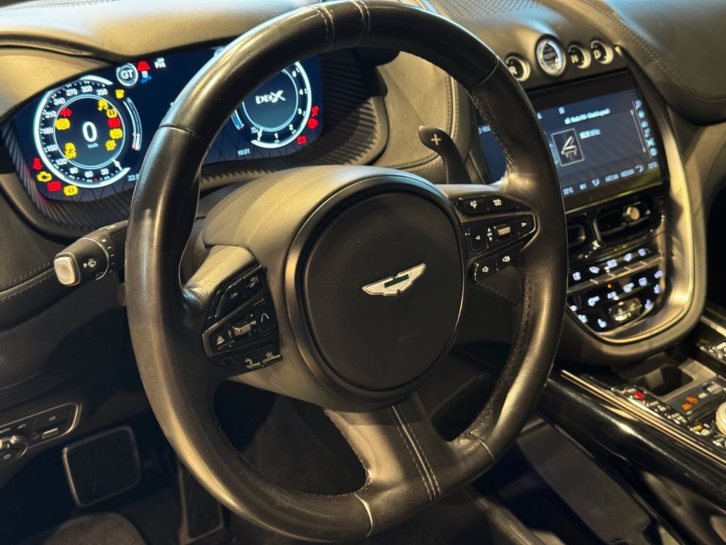 Aston Martin DBX 2021