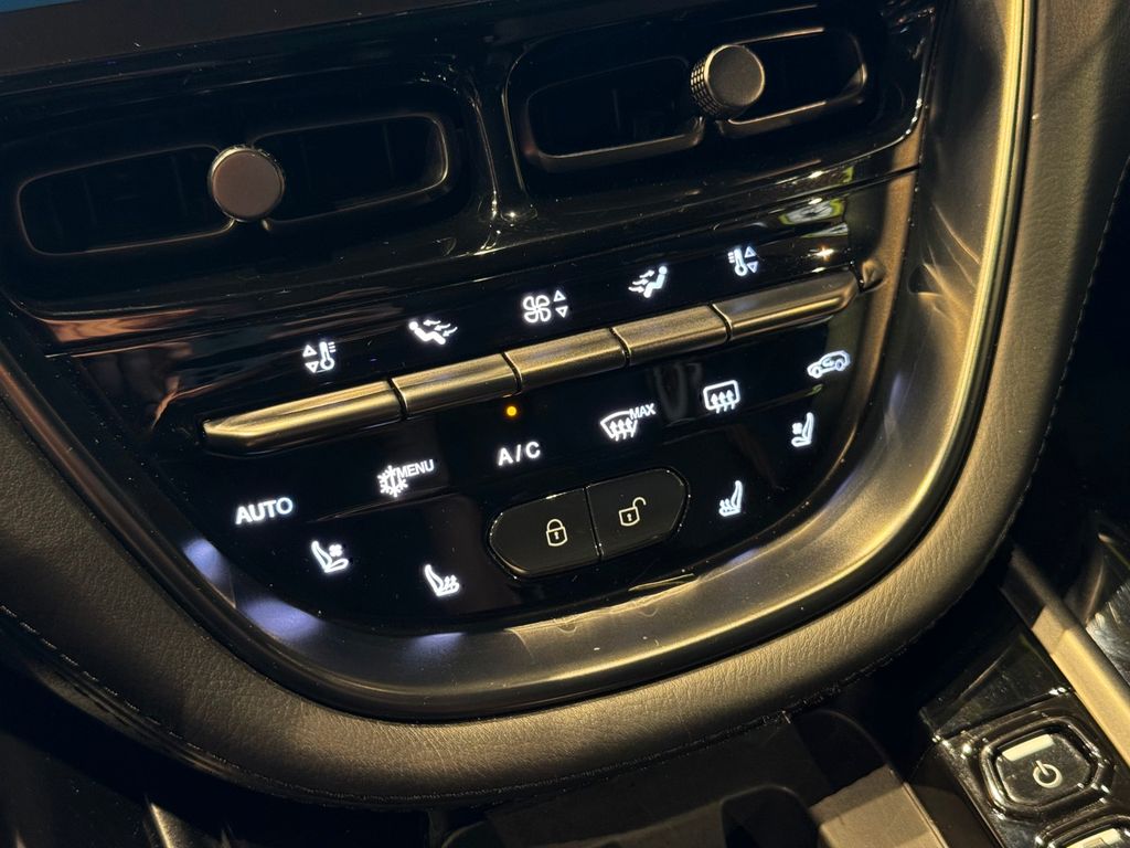 Aston Martin DBX 2021