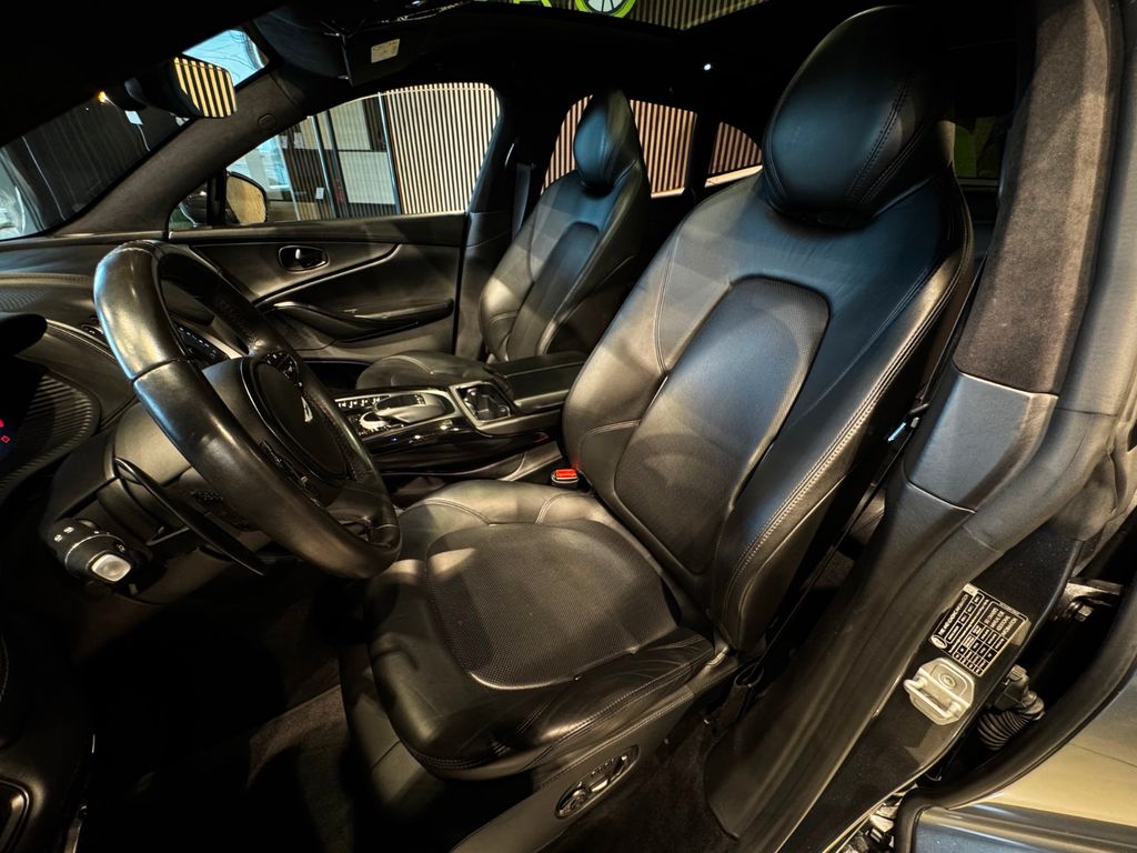 Aston Martin DBX 2021