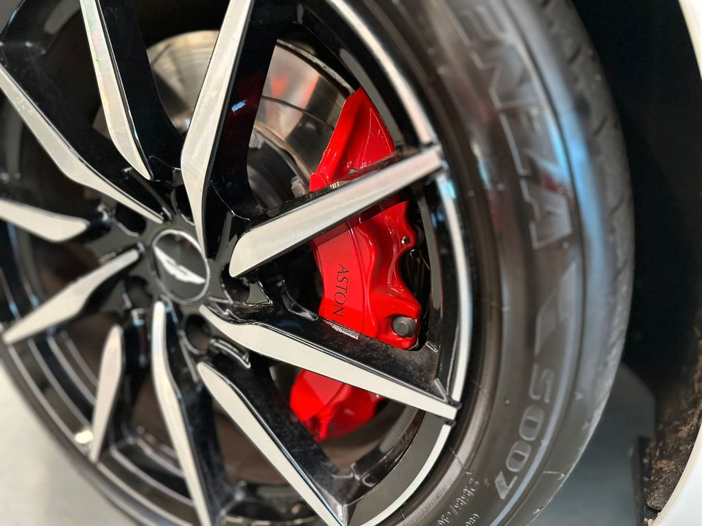 Aston Martin DB11 2019