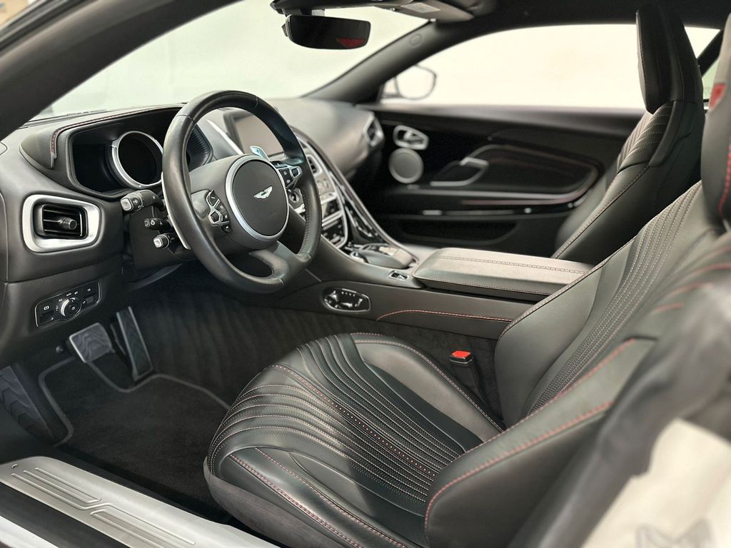 Aston Martin DB11 2019