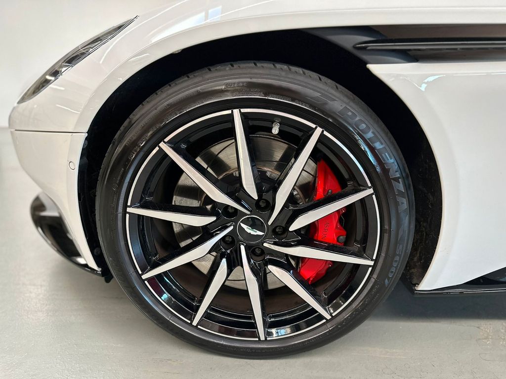 Aston Martin DB11 2019