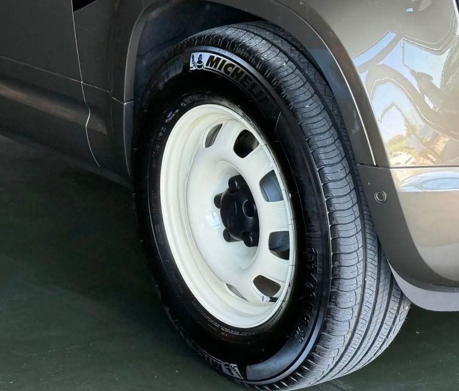 Land Rover Defender 2025