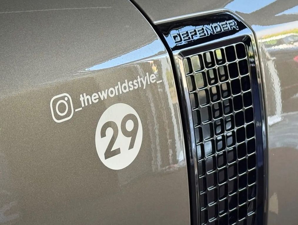 Land Rover Defender 2025