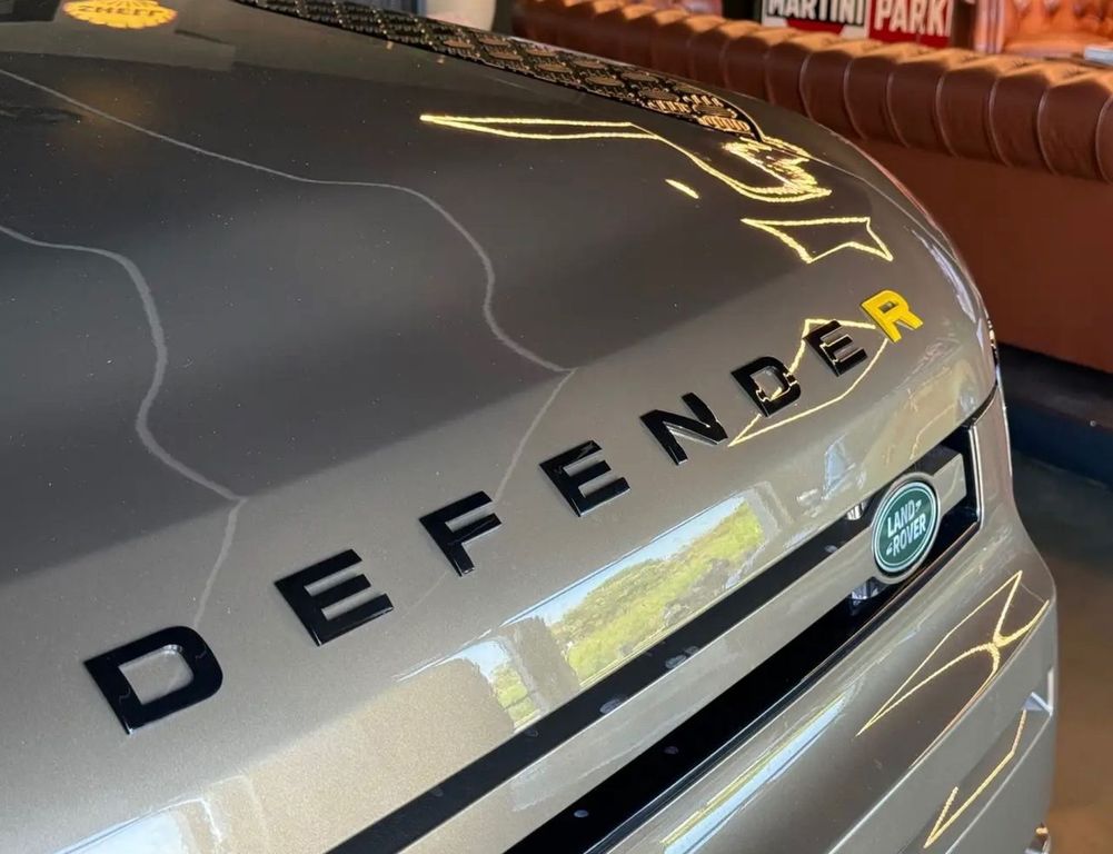 Land Rover Defender 2025