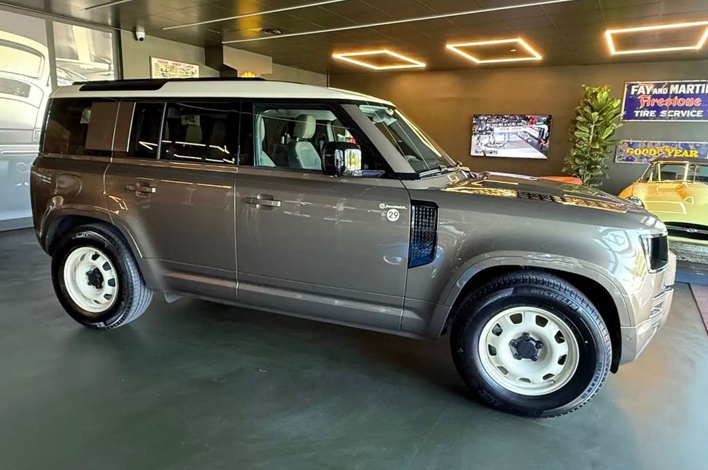 Land Rover Defender 2025
