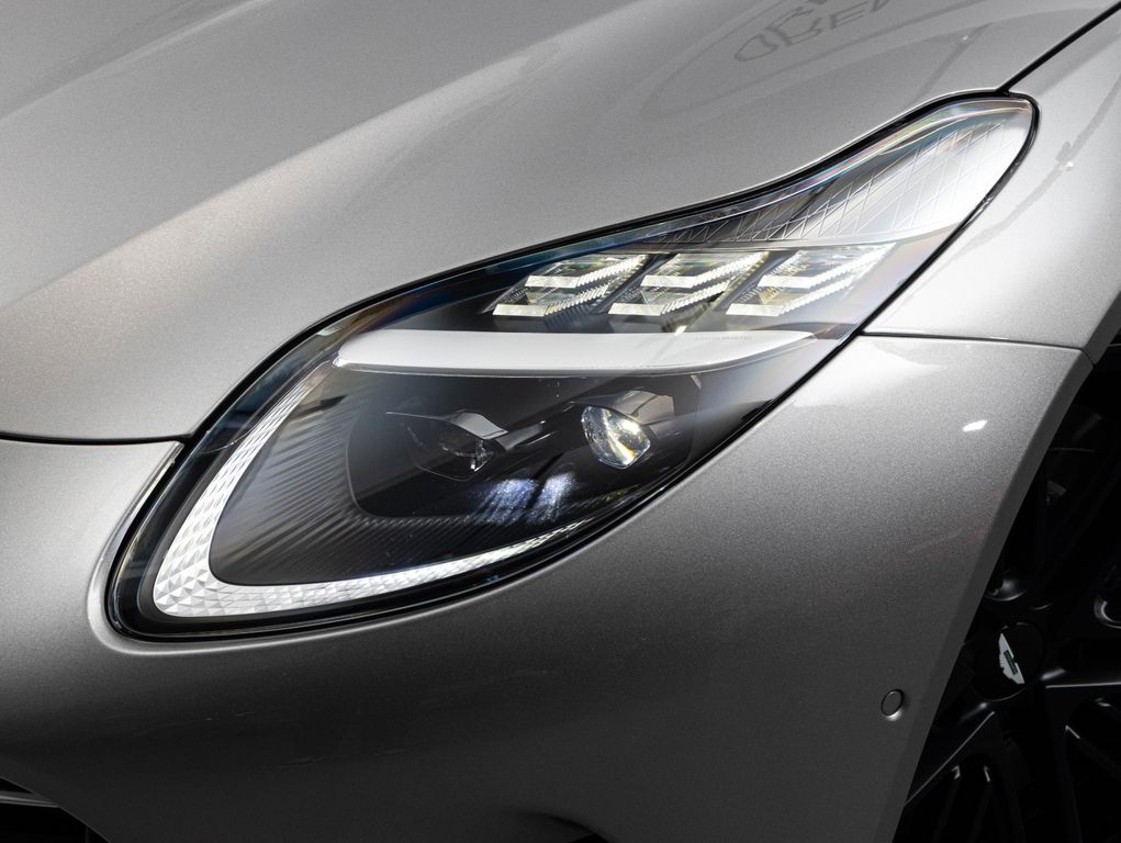 Aston Martin DB12 2025