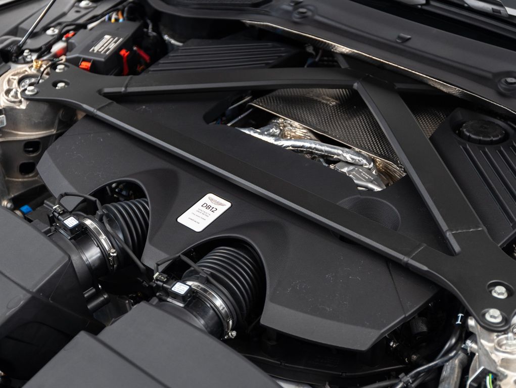 Aston Martin DB12 2025