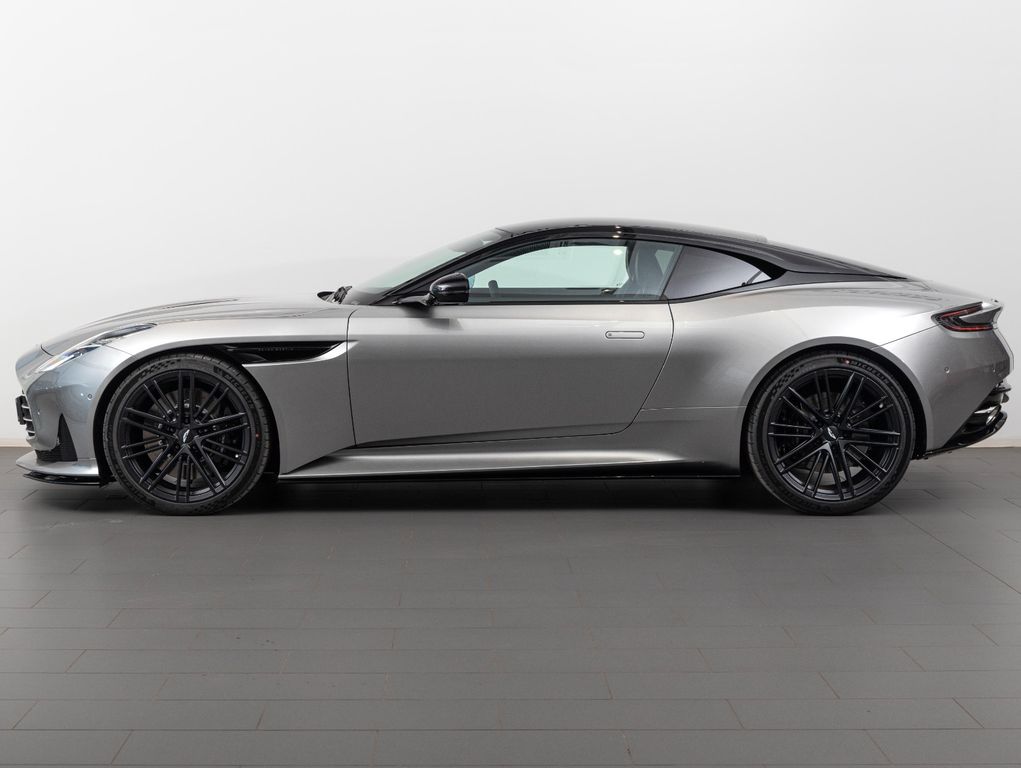 Aston Martin DB12 2025