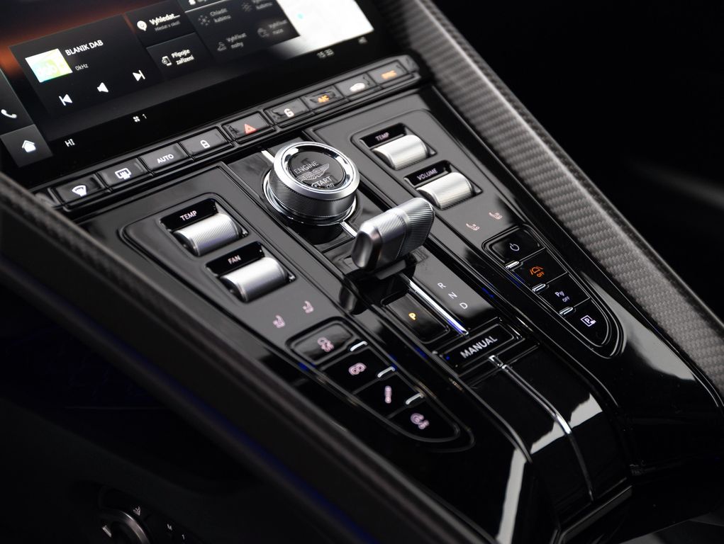 Aston Martin DB12 2025