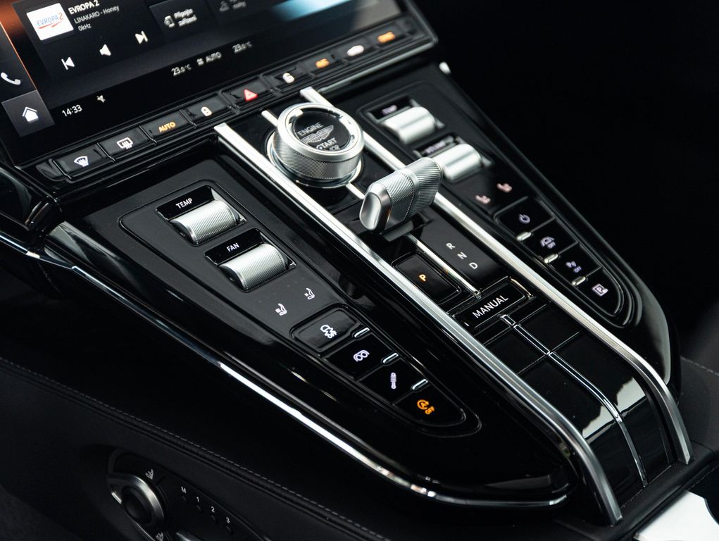 Aston Martin V8 Vantage 2025