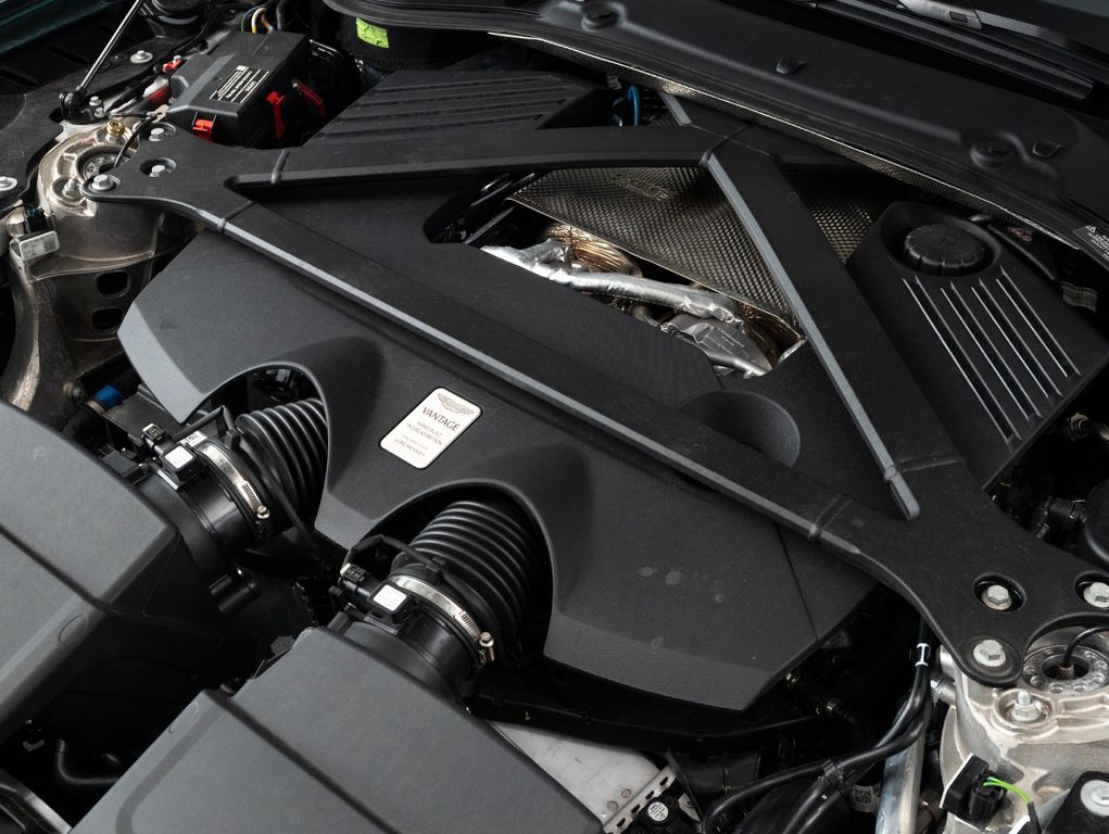 Aston Martin V8 Vantage 2025