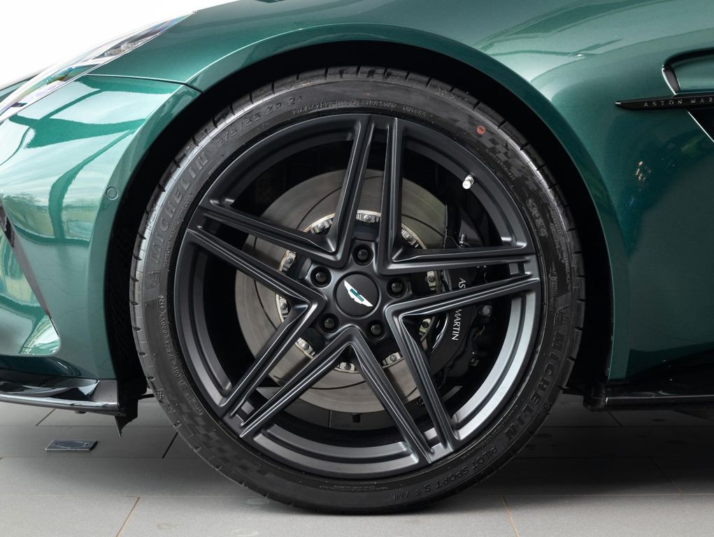 Aston Martin V8 Vantage 2025