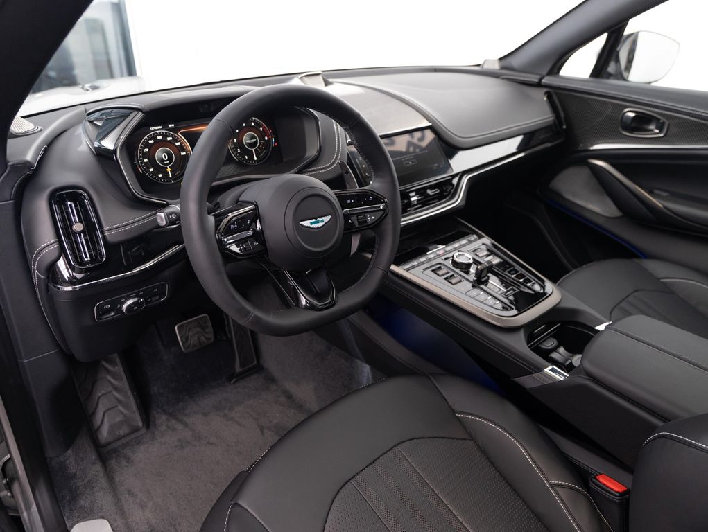 Aston Martin DBX 2025