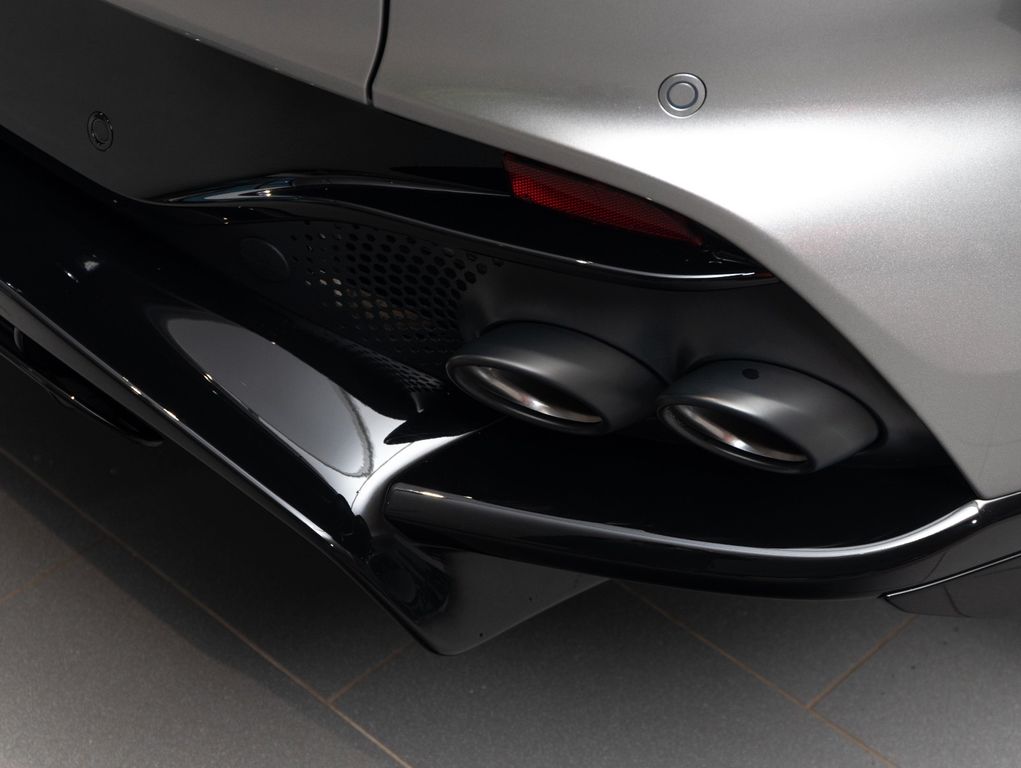 Aston Martin DBX 2025