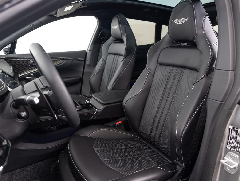 Aston Martin DBX 2025