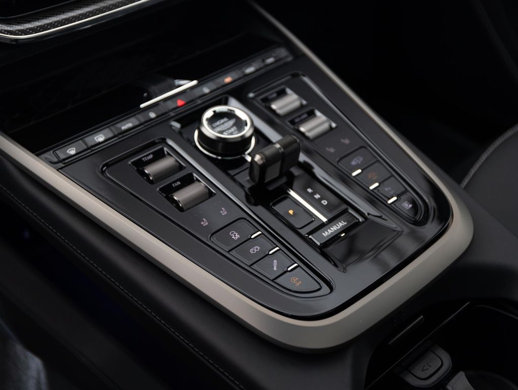 Aston Martin DBX 2025