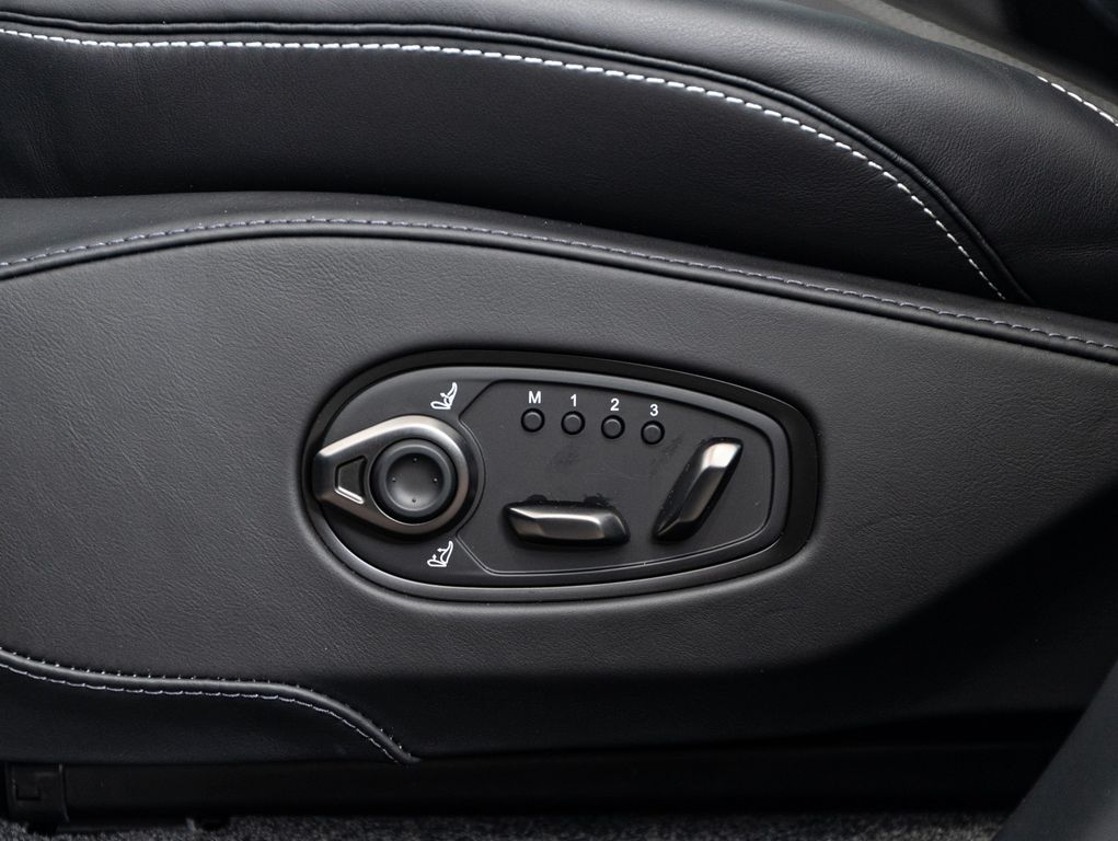 Aston Martin DBX 2025