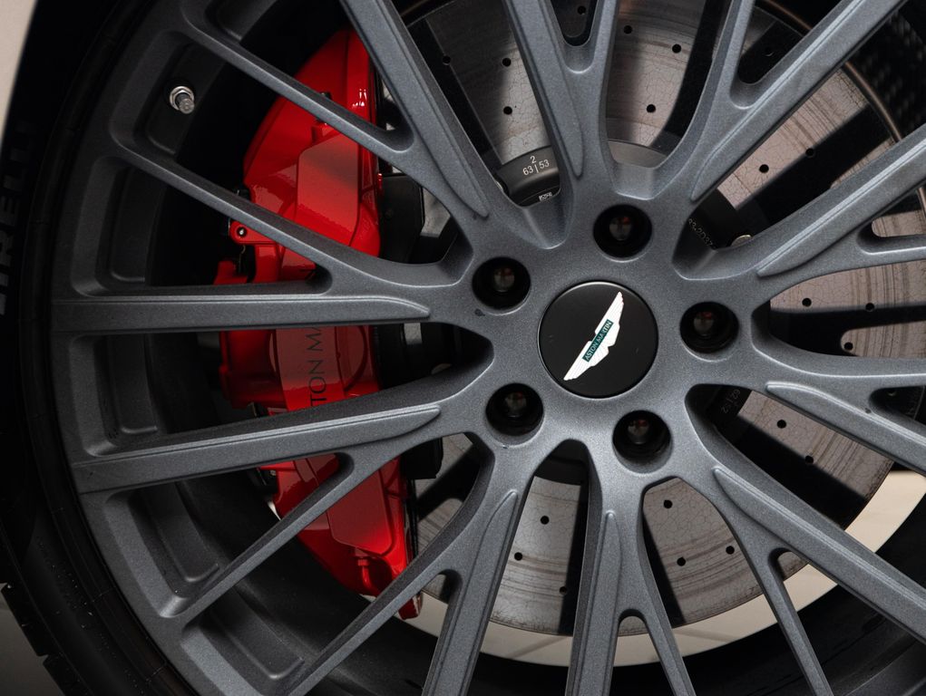 Aston Martin DBX 2025