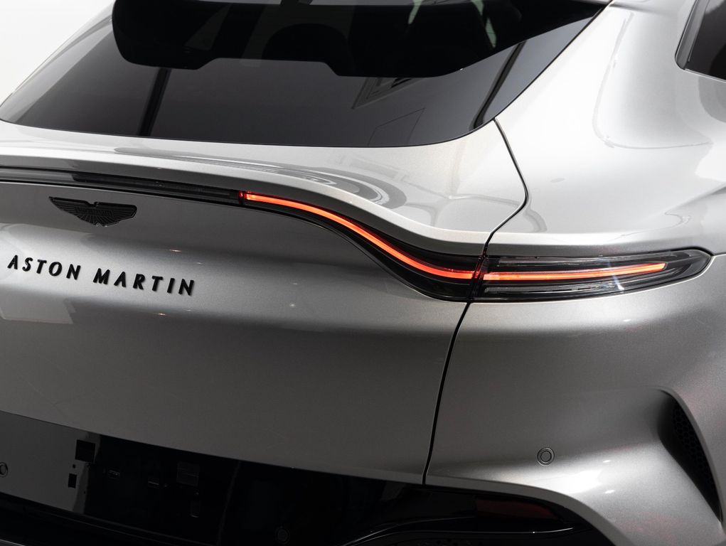 Aston Martin DBX 2025