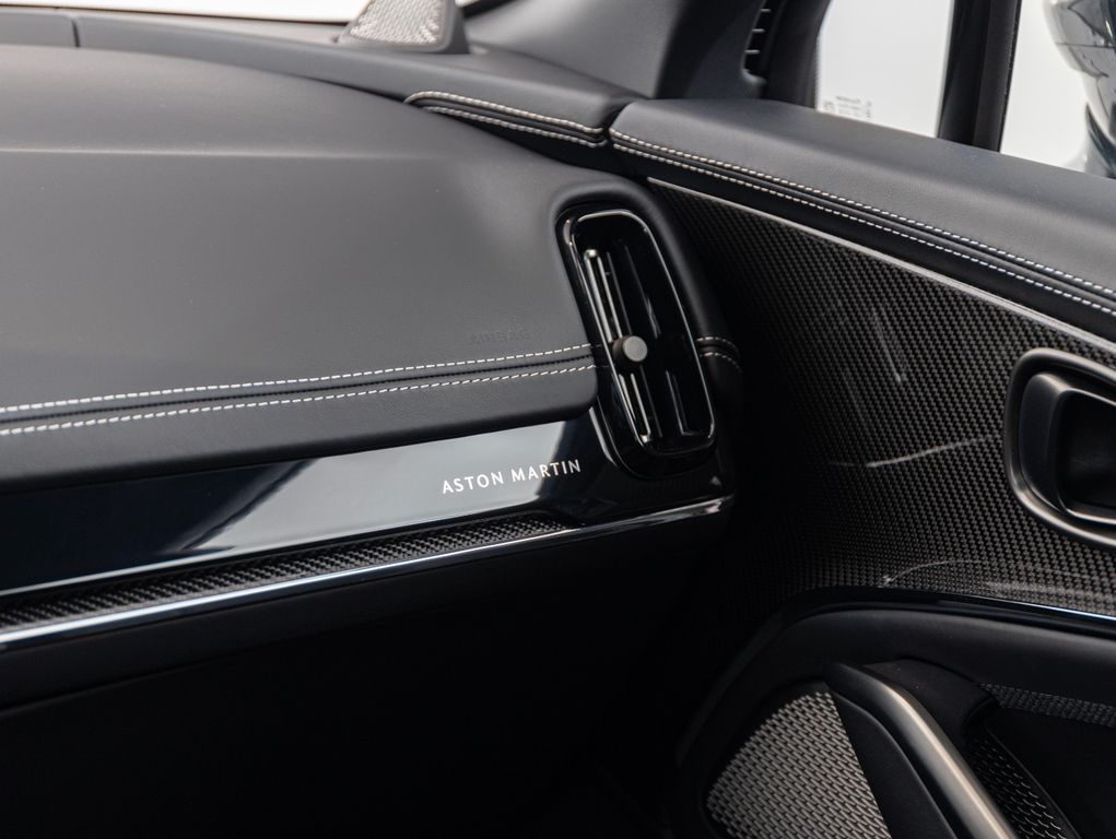 Aston Martin DBX 2025