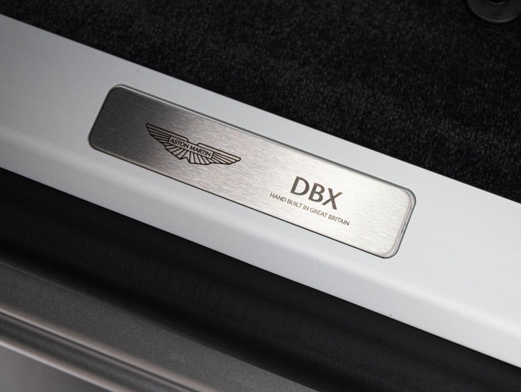 Aston Martin DBX 2025
