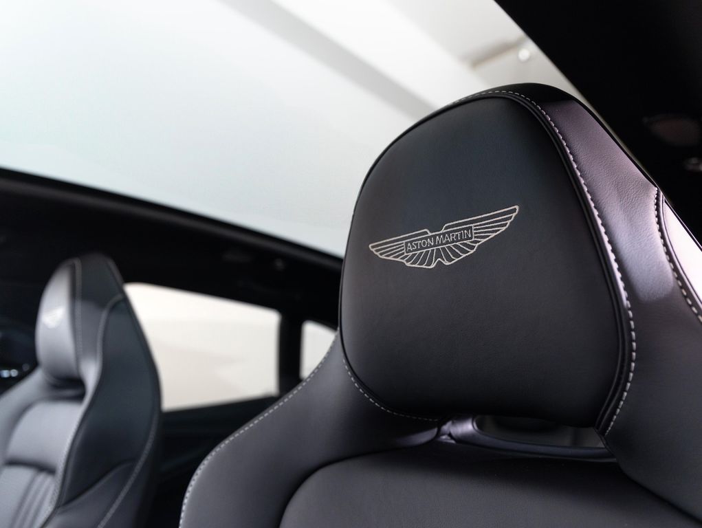 Aston Martin DBX 2025