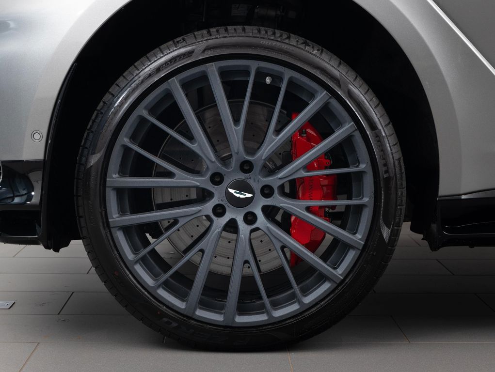 Aston Martin DBX 2025