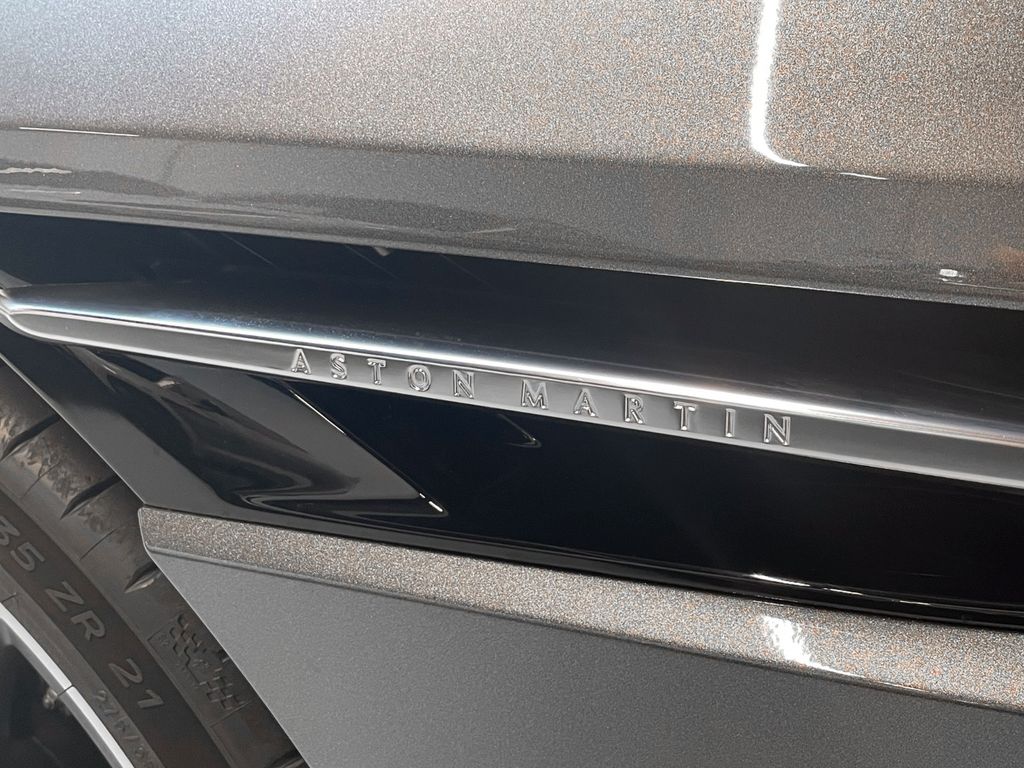 Aston Martin DB12 2025