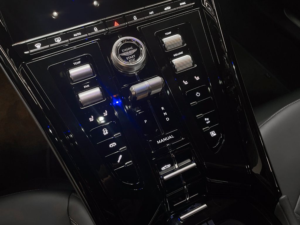 Aston Martin DB12 2025