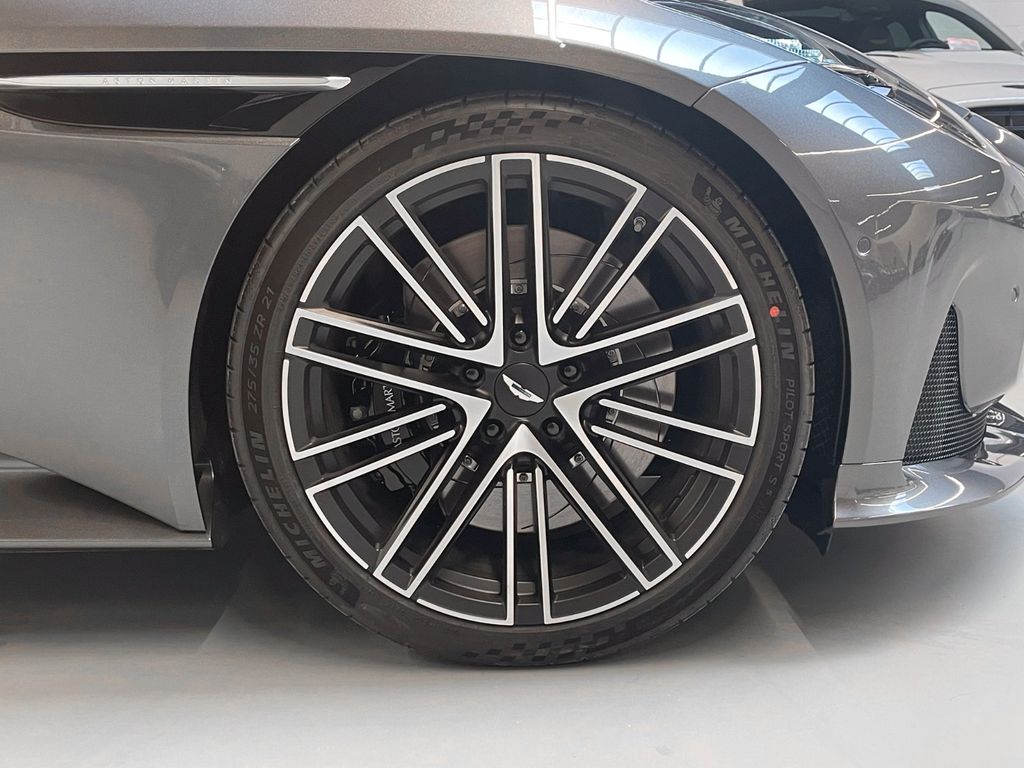 Aston Martin DB12 2025