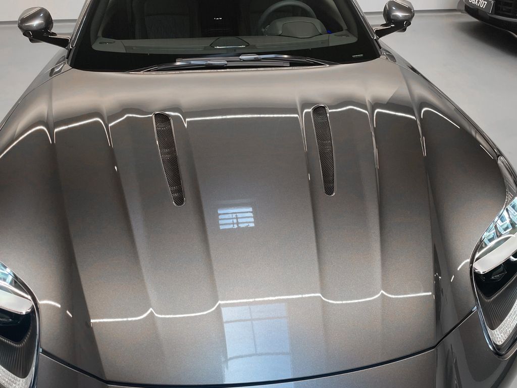 Aston Martin DB12 2025