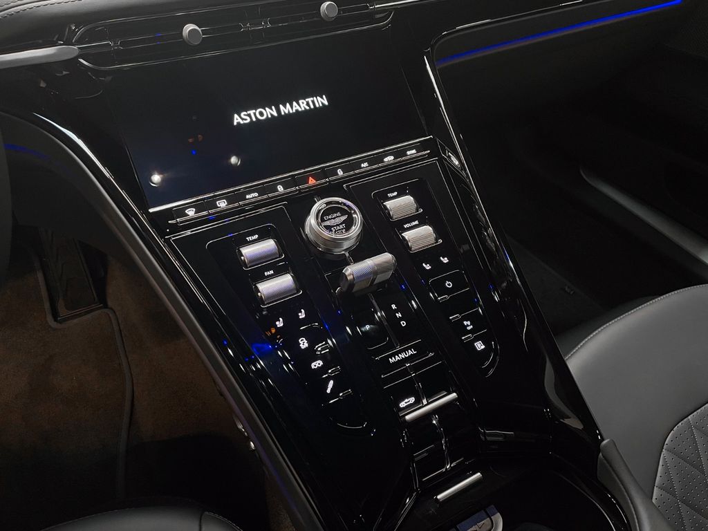 Aston Martin DB12 2025