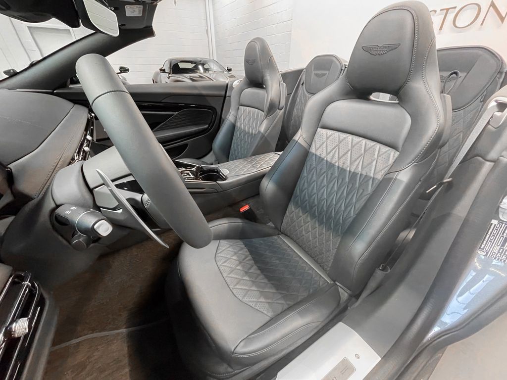 Aston Martin DB12 2025