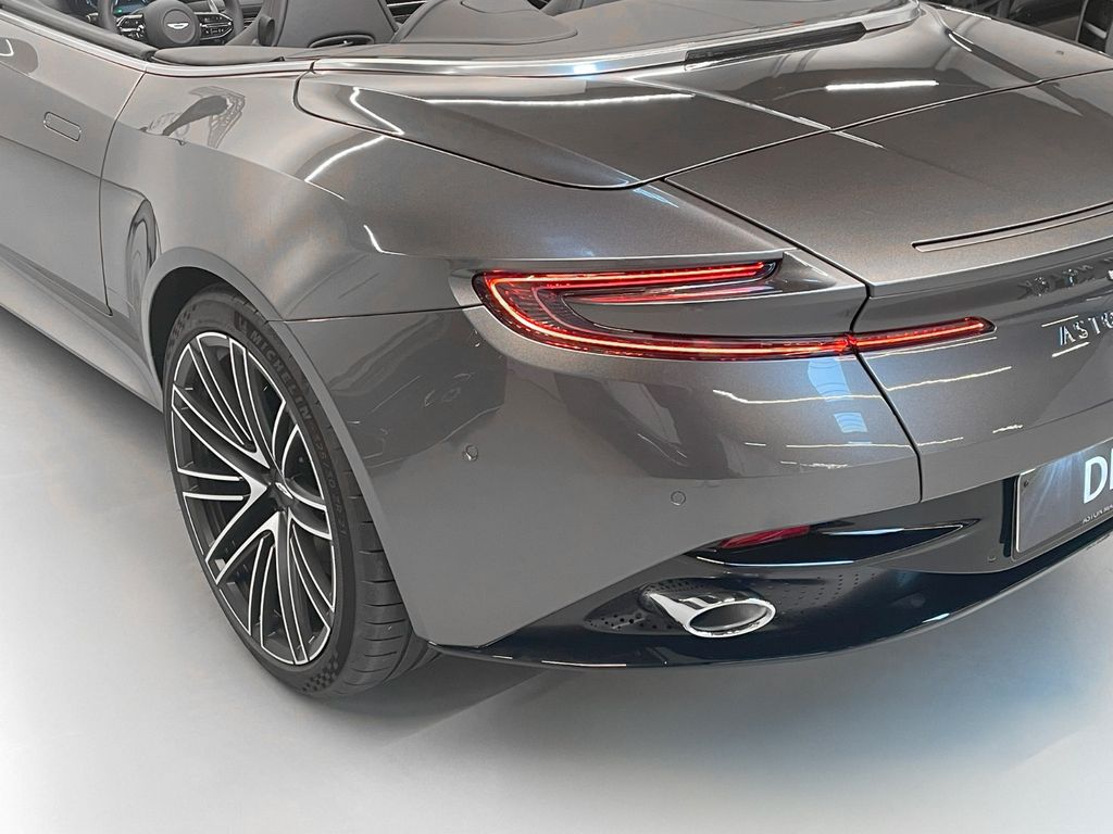Aston Martin DB12 2025