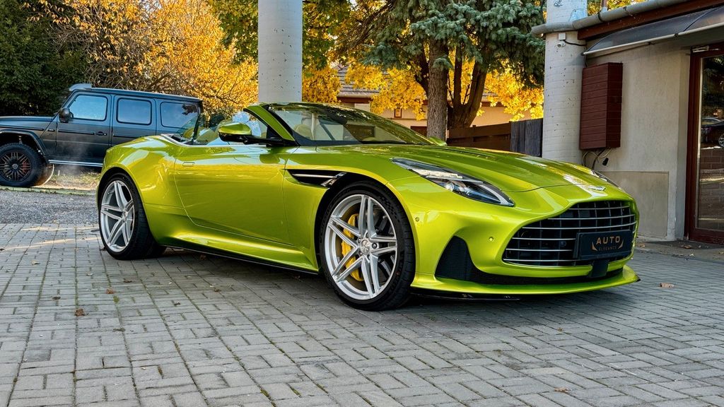 Aston Martin DB12 2024