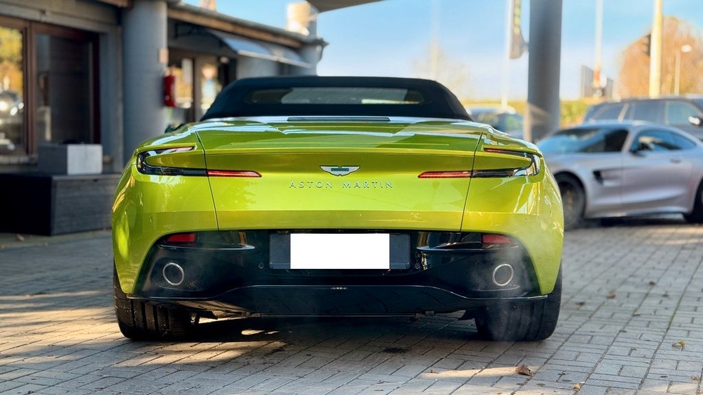 Aston Martin DB12 2024